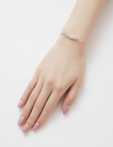Bracelet• Diamond Pearls Collection Dazzling Diamond triple Pearls Bracelet