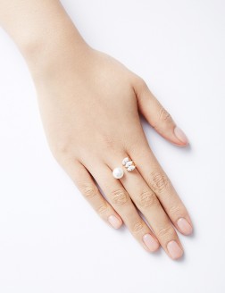 Ring•Fashion Collection  Pearl Glitter Ring