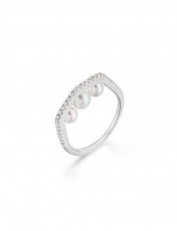 Ring• Diamond Pearls Collection Dazzling Diamond triple Pearls Ring