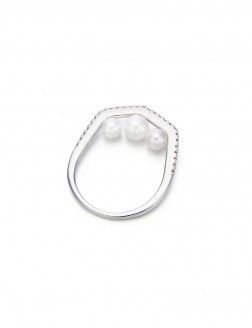 Ring• Diamond Pearls Collection Dazzling Diamond triple Pearls Ring