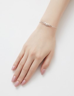 Bracelet• Diamond Pearls Collection Dazzling Diamond triple Pearls Bracelet